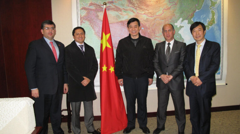 Nilsen Arias; el entonces ministro Rafael Poveda; Bo Qiliang, gerente de Petrochina; Óscar Herrera, de Seguros Sucre, y Xing Zhang, de Andes Petroleum, durante una visita a China el 11 de abril de 2013.