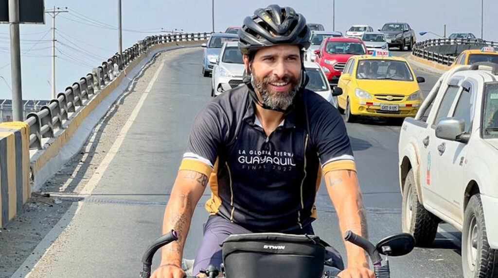 Periodista recorre 4.196 kilómetros en bicicleta para llegar a la final de Libertadores