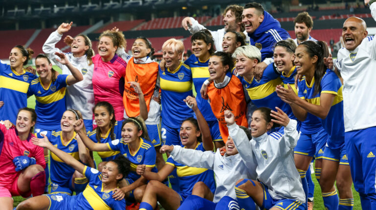 Jugadoras de Boca celebran al pasar a la final de la Copa Libertadores femenina luego de vencer a Deportivo Cali.