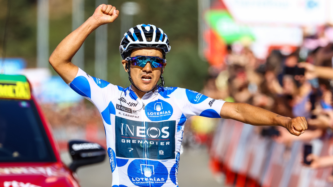 Richard Carapaz, del Ineos Grenadiers, celebra después de ganar la etapa 20 de la Vuelta a España, el sábado 10 de septiembre de 2022.