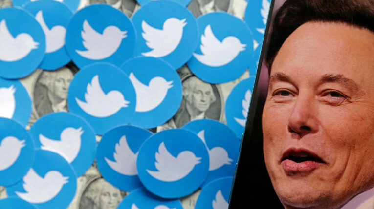 Ilustración de Elon Musk, nuevo dueño de Twitter, junto al logo de la empresa, el 28 de octubre de 2022. 