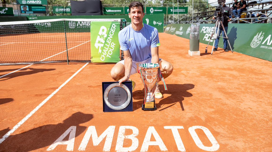 Facundo Bagnis, con su trofeo del Challenger de Ambato, el 23 de octubre de 2022.