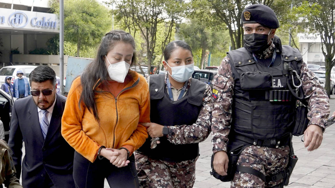 La cadete Joselyn S., detenida por el caso Bernal, ingresa a la Fiscalia para rendir una vez más versión. Quito, 28 de octubre 2022