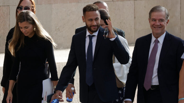 El delantero brasileño del PSG, Neymar, llega la Audiencia de Barcelona, previo a declarar ante el tribunal, el 17 de octubre de 2022.