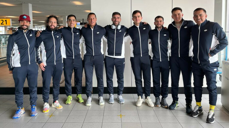 El equipo ecuatoriano de pádel en el aeropuerto de Ámsterdam, el 28 de octubre de 2022.