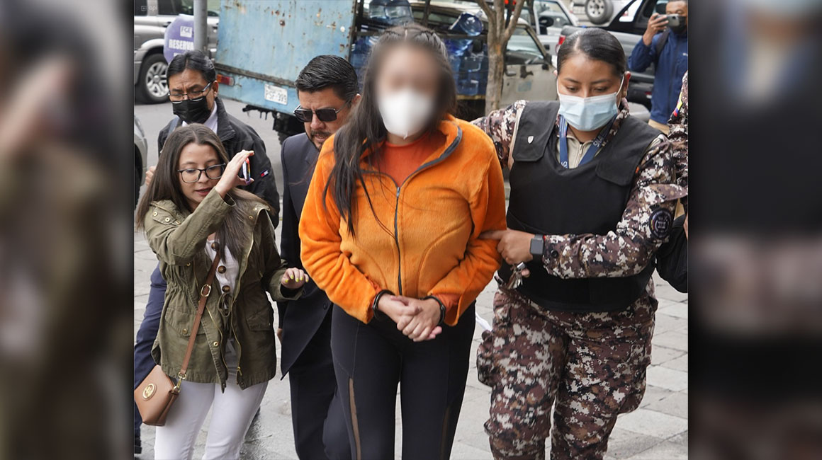 La cadete Joselyn S., detenida por el caso Bernal, ingresa a la Fiscalia para rendir una vez más versión. Quito, 28 de octubre 2022
