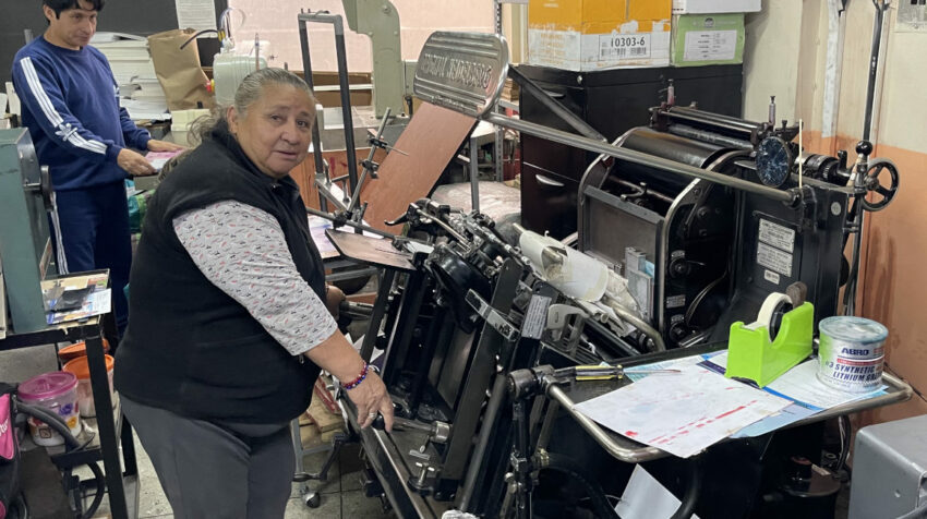 Rosita Molina señala que su máquina tiene unos 100 años y que aún funciona. 