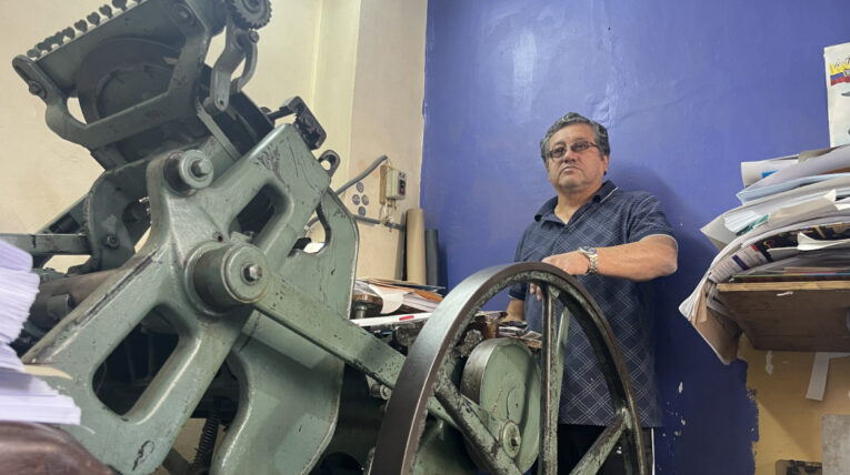 Eduardo Gallardo muestra su imprenta, en un local situado en el barrio América. 
