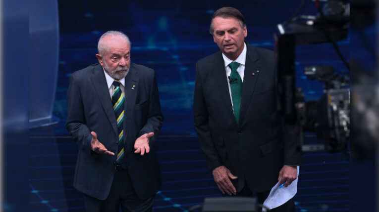 Fotografía del 16 de octubre de 2022. El exmandatario Lula da Silva y el presidente Jair Bolsonaro, en el primer debate presidencial de cara a la segunda vuelta de las elecciones de Brasil.