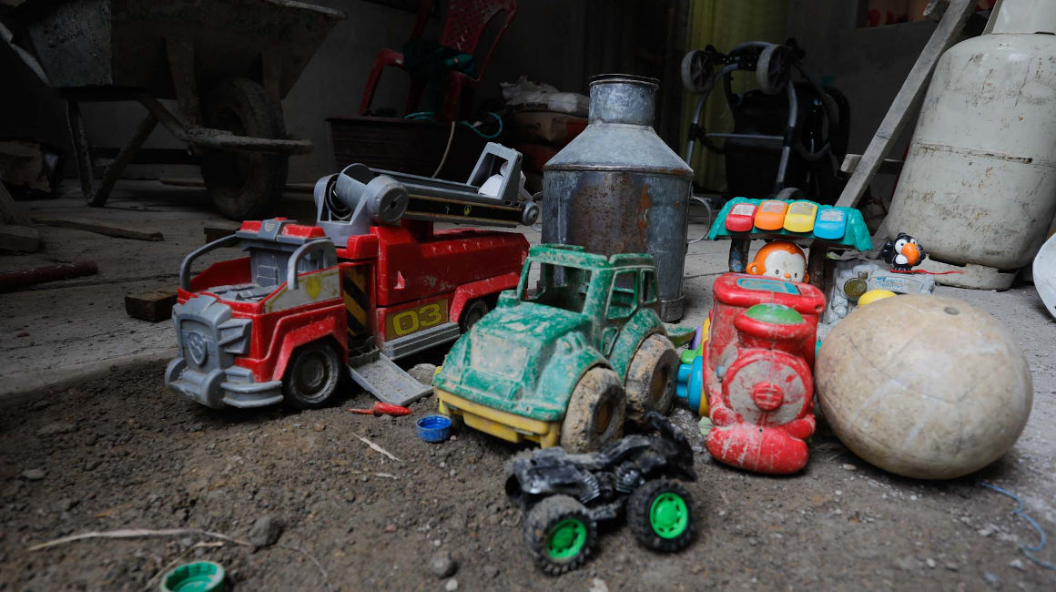 Los juguetes de Eric, uno de los niños accidentados en Puebla, permanecen casi intactos en la casa de su abuela María.