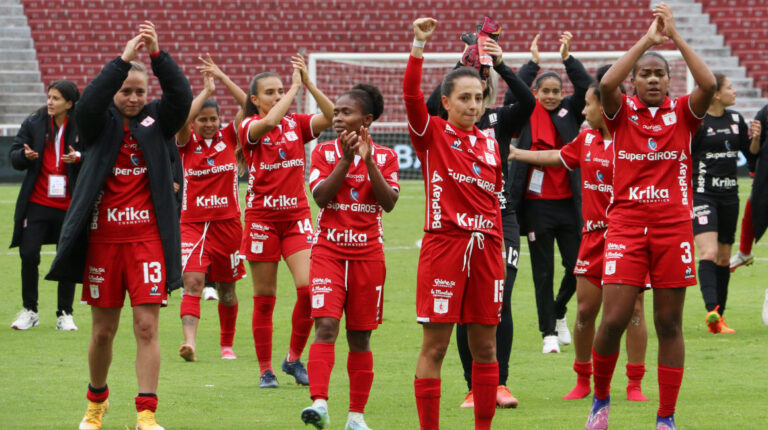 Jugadoras del America de Cali festeja su victoria ante Deportivo Cali durante la Copa Libertadores femenina, en el estadio Rodrigo Paz Delgado, el 28 de octubre de 2022.