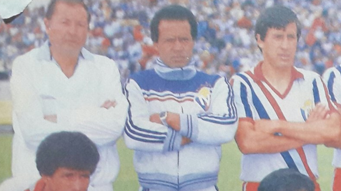 Roberto Abruzzese, con la plantilla de El Nacional de 1984.
