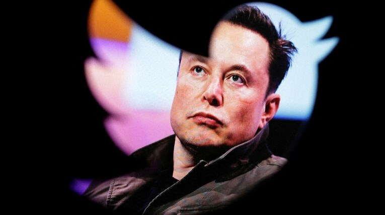 Ilustración del logo de Twitter con la imagen de Elon Musk, el 28 de octubre de 2022. 