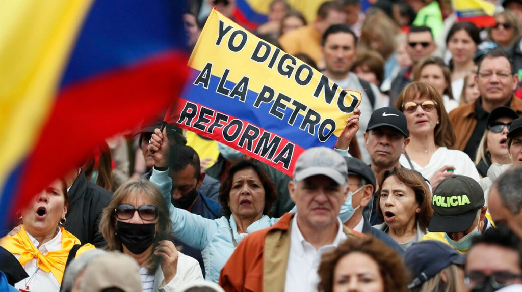 Unas 8.000 personas protestan contra las medidas de Gustavo Petro