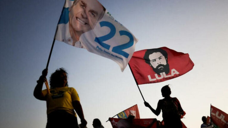 Imagen de archivo de seguidores del presidente Jair Bolsonaro y del exmandatario Luiz Inácio Lula da Silva.  13 octubre 2022. 