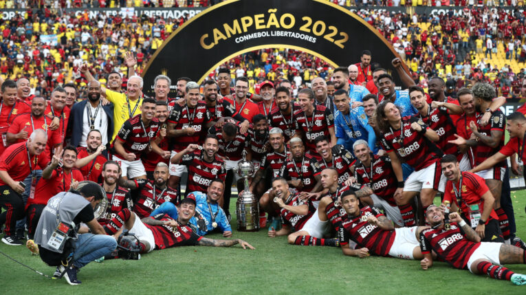 Flamengo festeja su tercer título de Copa Libertadores, después de ganarle a Paranaenses, el 29 de octubre de 2022, en el estadio Banco Pichincha. 