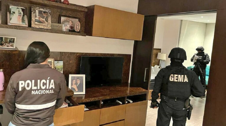 Policías registran la vivienda de un exasesor del Ministerio de Energía, el 30 de octubre de 2022. 