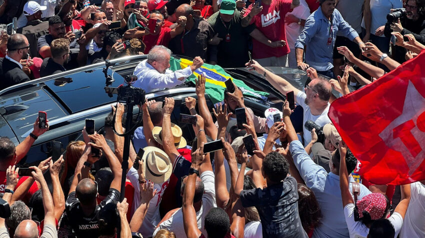 Lula da Silva saluda a sus simpatizantes ante de votar en Sao Paulo, Brasil, el 30 de octubre de 2022. 