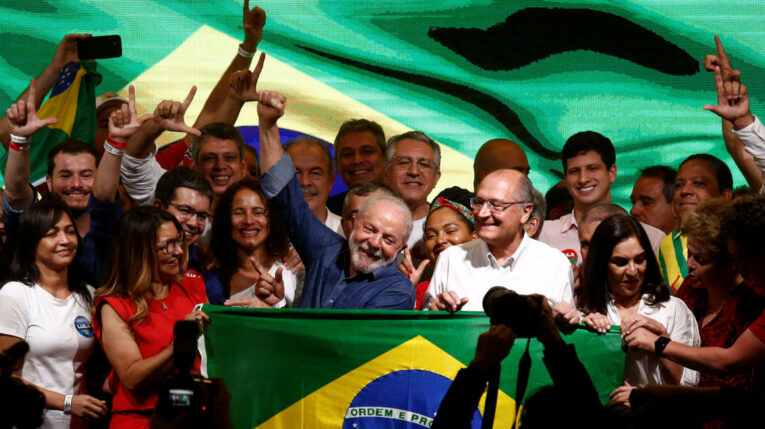 El expresidente brasileño Luiz Inácio Lula da Silva ofrece un discurso junto a su fórmula vicepresidencial, Geraldo Alckmin. 30 de octubre de 2022