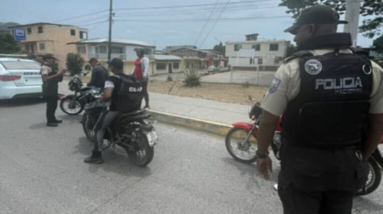 Imagen de un operativo policial en Esmeraldas, del 8 de octubre de 2022. Este 31 de octubre, dos cuerpos amanecieron colgados en el centro de ese cantón.