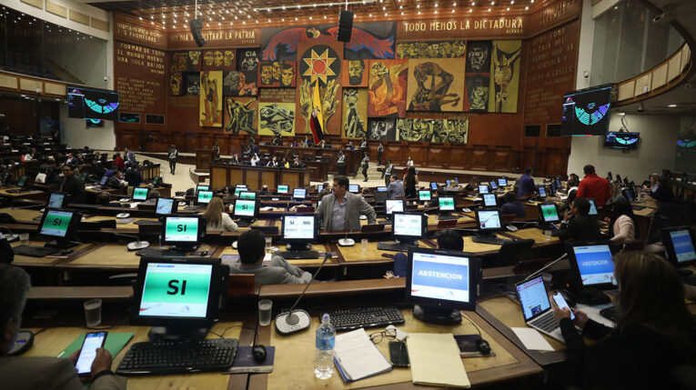 El Pleno de la Asamblea, durante la votación para el allanamiento al veto a las reformas a la Ley de Comunicación, este 20 de octubre de 2022.
