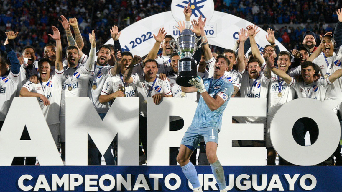 Los jugadores de Nacional celebran su título del campeonato uruguayo, el 30 de octubre de 2022.