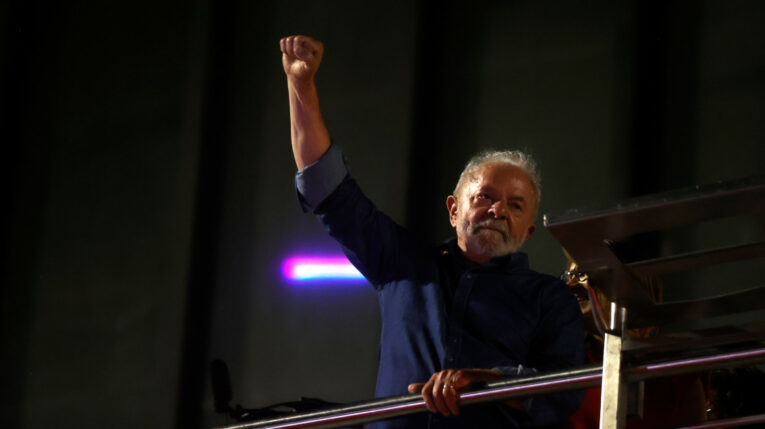 Luiz Inácio Lula da Silva saluda el 30 de octubre de 2022 a sus simpatizantes, tras su triunfo en la segunda ronda de las elecciones presidenciales, en la Avenida Paulista en Sao Paulo (Brasil).