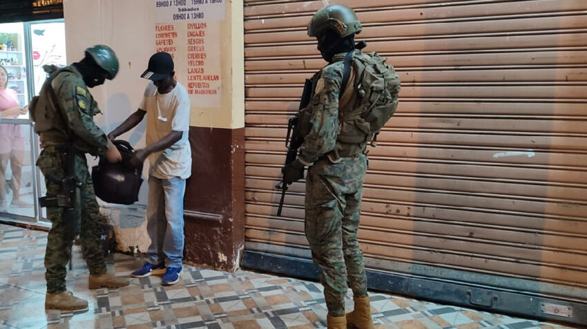 Militares realizan requisas en busca de armas, municiones y explosivos, en el centro de Esmeraldas, el 29 de octubre de 2022.