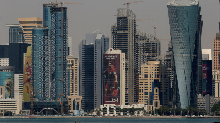 Miles de trabajadores son desalojados en Doha antes del Mundial
