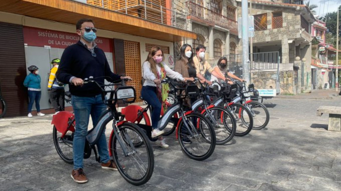 Cuencanos y turistas usan la bicicleta pública en una de las estaciones.
