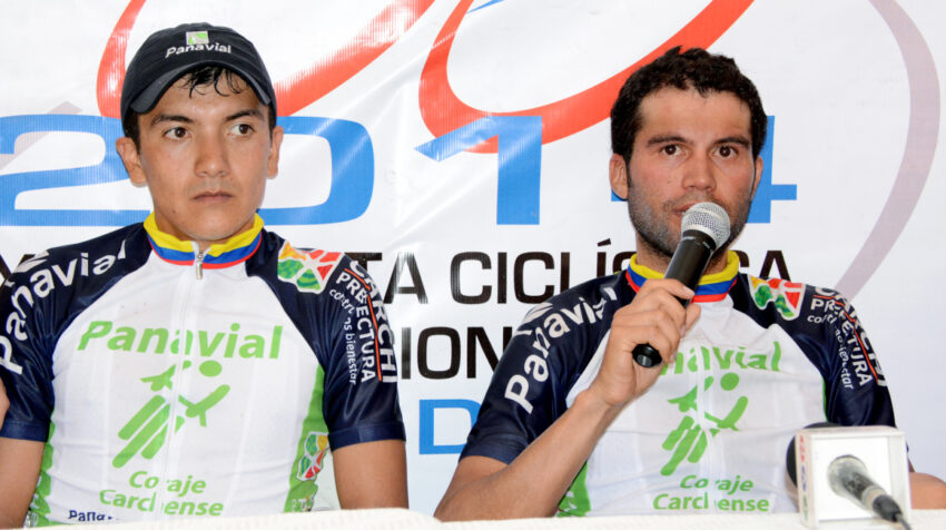 Richard Carapaz (izquierda), en una rueda de prensa en la Vuelta al Ecuador 2014.