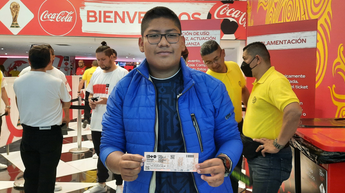 Sebastián de la Cruz, con su boleto para ver el trofeo de la Copa del Mundo.