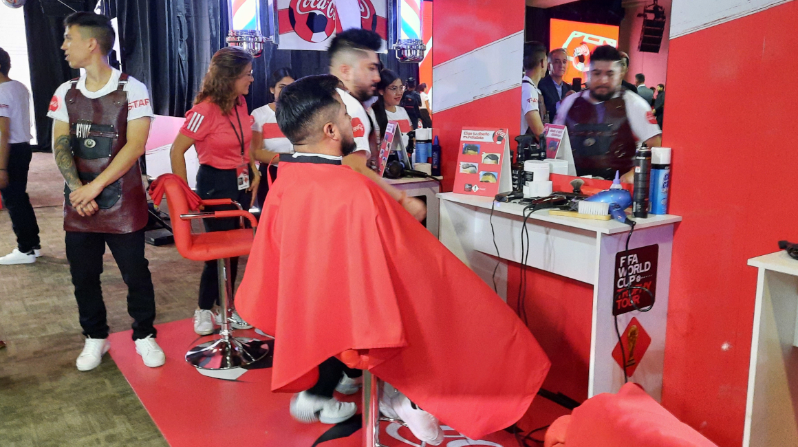 Hincha se corta el pelo en el evento de la Copa del Mundo.