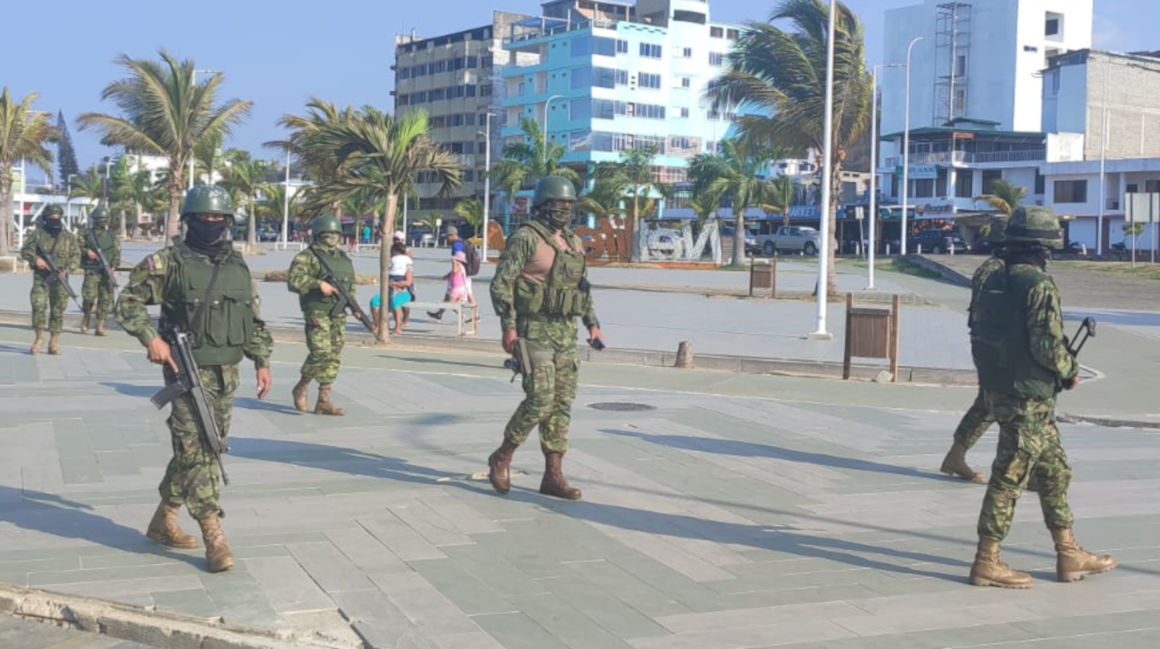 Un equipo militar realiza un patrullaje en el sector de Las Palmas, en Esmeraldas
