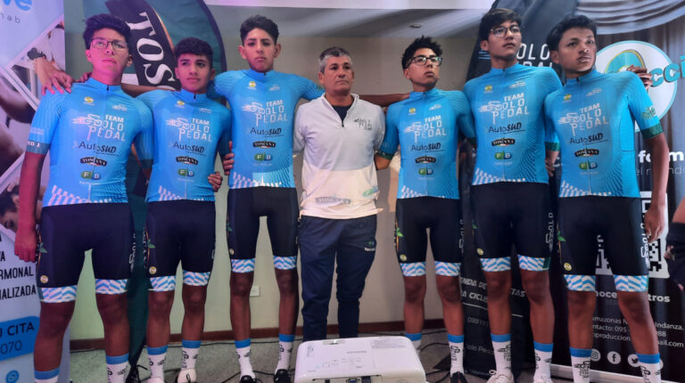 Los ciclistas del Team Solo Pedal junto a su entrenador Ernesto Valdez, en Quito, el 2 de noviembre de 2022.