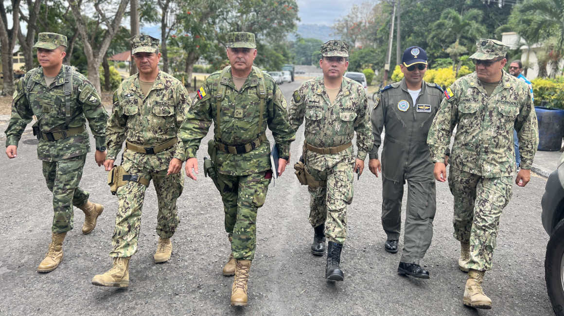 Alexander Levoyer (tercero, desde la izquierda), jefe de la Fuerza de Tarea Esmeraldas, en el Batallón de Infantería Motorizada Terrestre, el 29 de octubre de 2022.