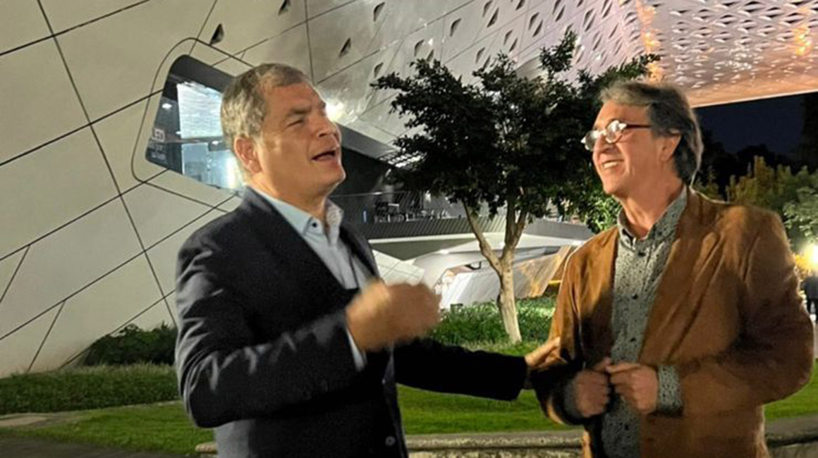 Rafael Correa y Galo Mora cantan, a la salida de la presentación del  documental 'Se fue a volver', en Argentina, el 21 de octubre de 2022.
