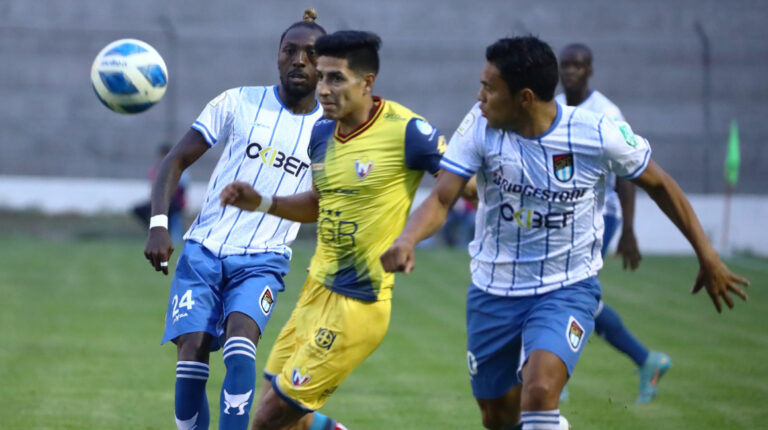 Jugadores de 9 de Octubre y El Nacional, en el estadio Los Chirijos, el 2 de noviembre de 2022.