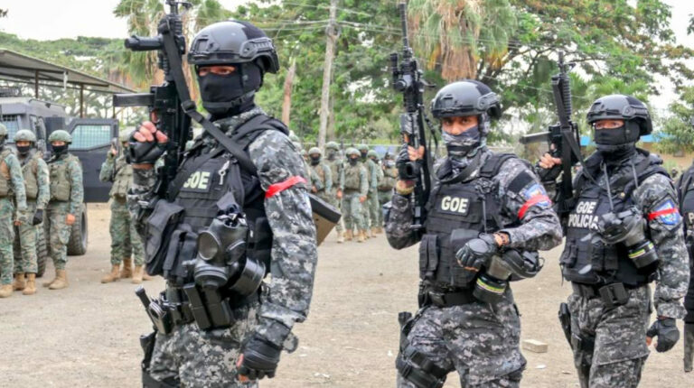 Miembros de la Policía Nacional ingresaron a la Penitenciaría del Litoral, en Guayaquil, el 3 de noviembre de 2022.