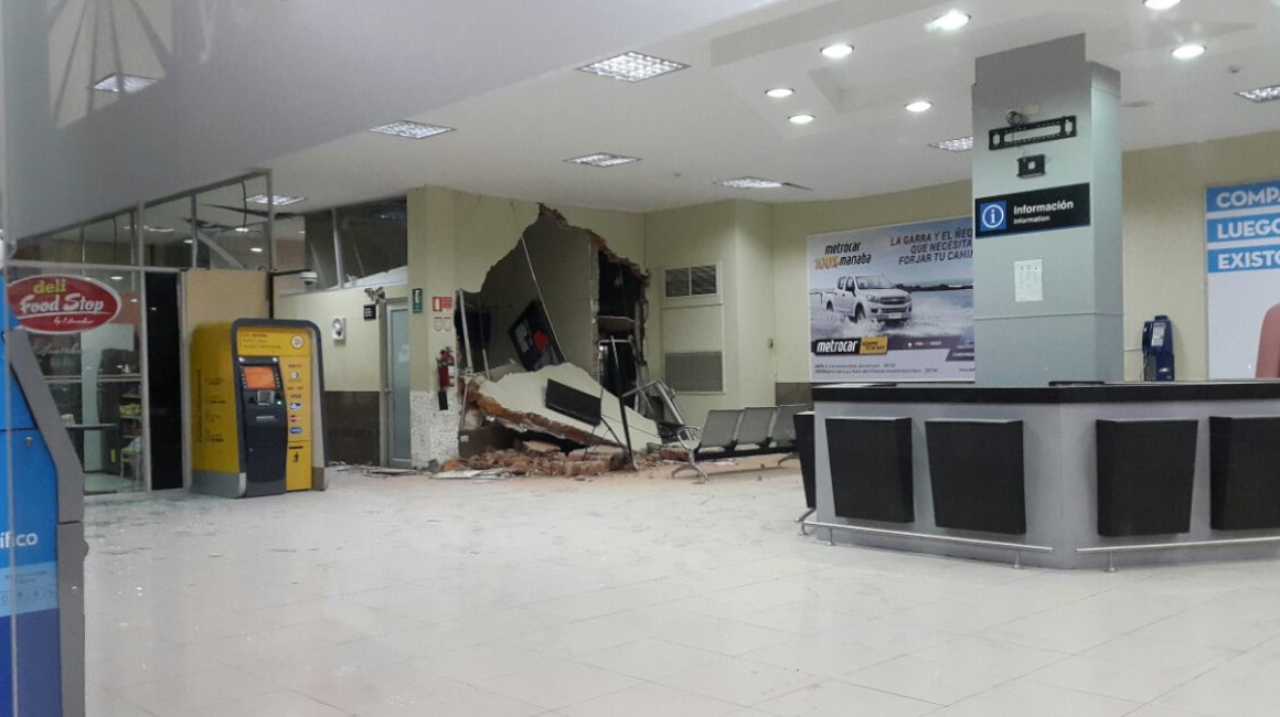 Daños en el aeropuerto de Manta provocados por el terremoto de 2016.