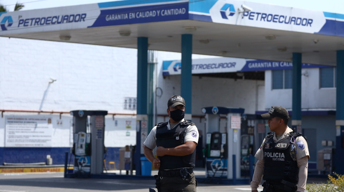 Policías resguardan una gasolinera de Petroecuador, en donde hubo una nueva explosión el 3 de noviembre de 2022.