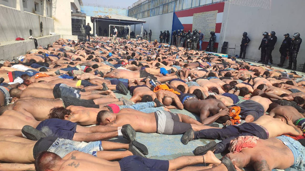 Imagen difundida por el presidente Guillermo Lasso, de los presos sometidos en uno de los pabellones de la Penitenciaría del Litoral, tras atacar a policías y militares el 3 de noviembre de 2022.