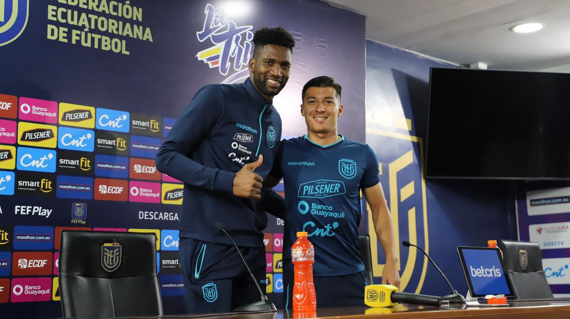 Los seleccionados ecuatorianos, Alexander Domínguez y Alan Franco posan tras la rueda de prensa del jueves 3 de noviembre en la Casa de la Selección.