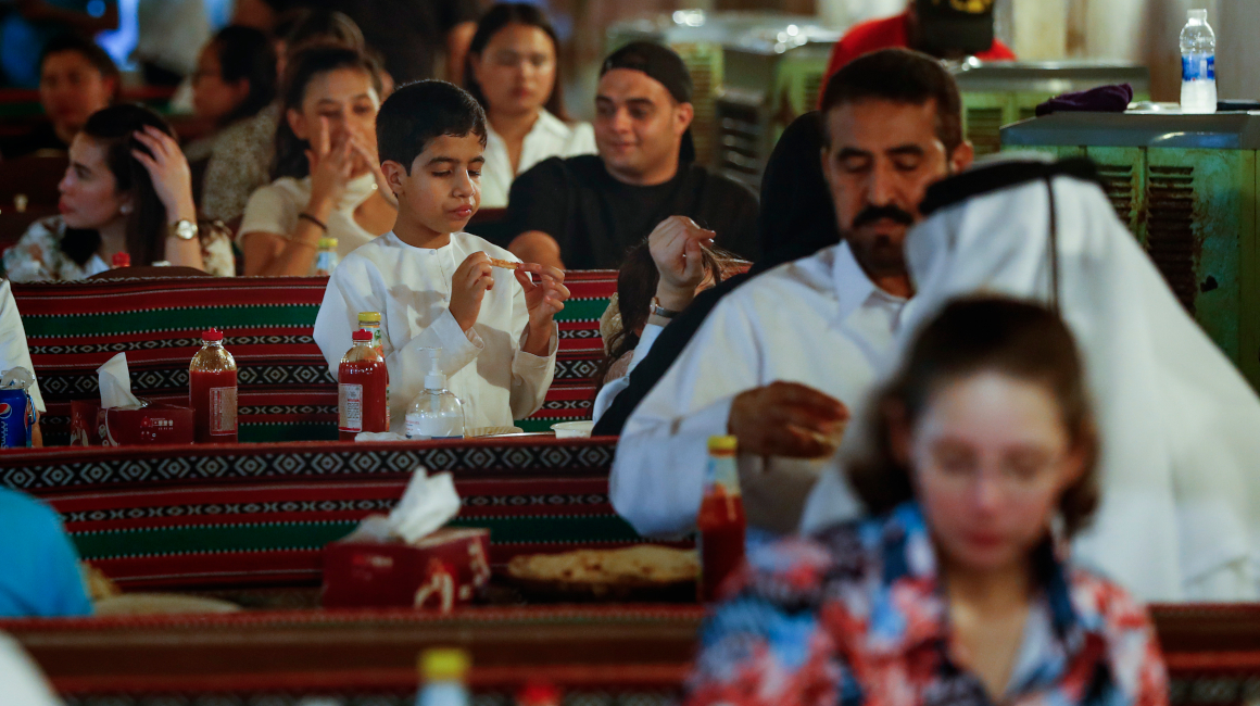 Clientes en el restaurante Shujaa de Souq Waqif, de Qatar.