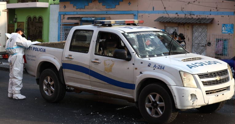 En el sector de la Maria Piedad en el Centro del cantón Durán, dos miembros de la Policia Nacional fueron asesinados mediante disparos con un arma que posiblemente sea fusil. Los policías se encontraban abordo de una camioneta de la institución cuando fueron sorprendidos. Guayaquil,  1 de noviembre del 2022.