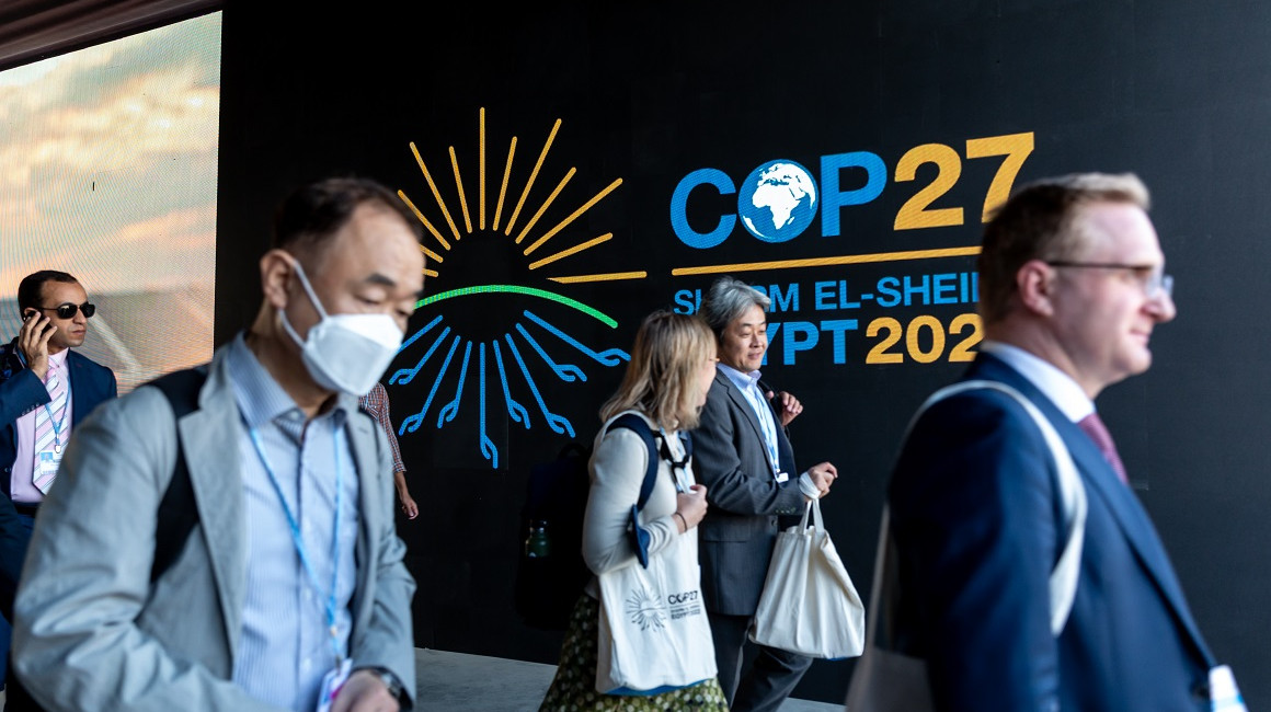 Varias personas ingresan al centro de convenciones donde se realiza la Cumbre Climática COP27, en Egipto, el 6 de noviembre de 2022. 