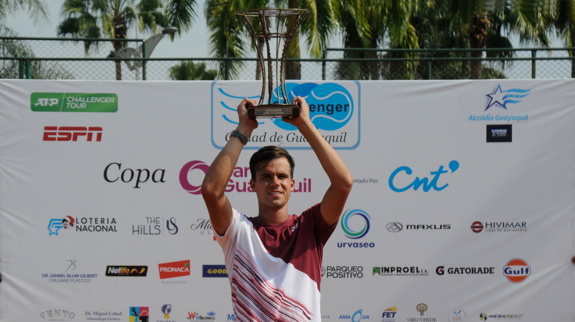 Daniel Altmaier levanta el trofeo de campeón en el Challenger de Guayaquil, el 6 de noviembre de 2022.