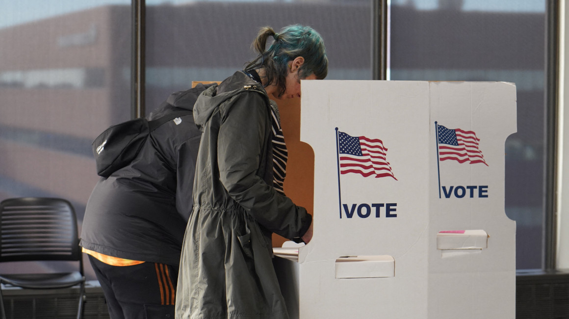 Ciudadanos en Michigan votan en las elecciones de medio término, en Estados Unidos, el 8 de noviembre de 2022.