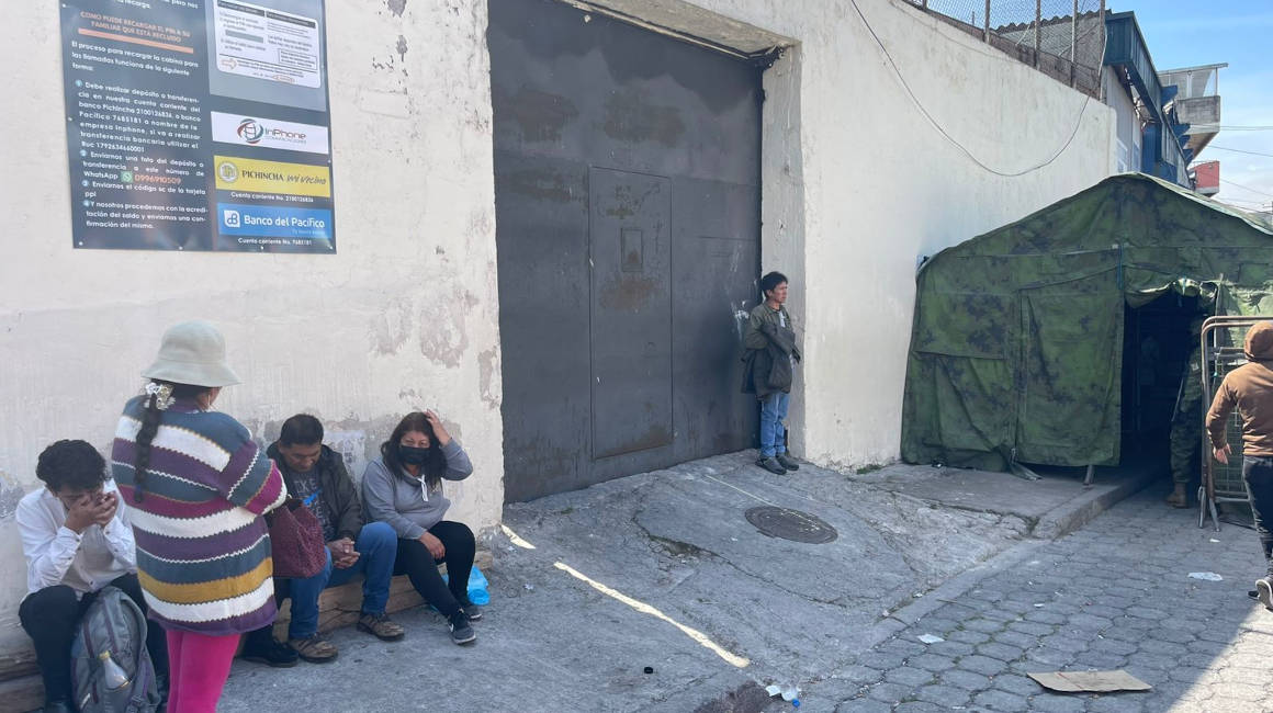 Familiares esperaban en los exteriores de la cárcel de El Inca desde las 08:30 del 8 de noviembre de 2022. 