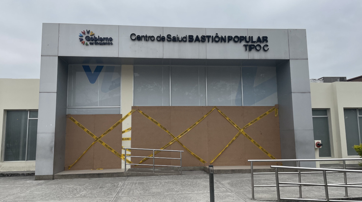 La entrada principal del Centro de Salud de Bastión Popular se mantiene cerrado con pedazos de madera después de la balacera del 1 de noviembre. Guayaquil, 8 de noviembre de 2022.